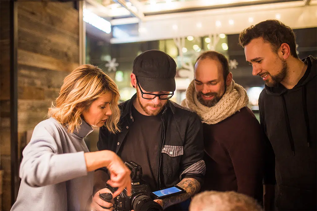 Menschen diskutieren Fotografie und Kameraeinstellungen.