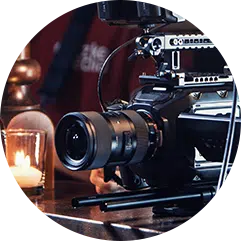 Filmproduktion mit Kamera und Kerze
