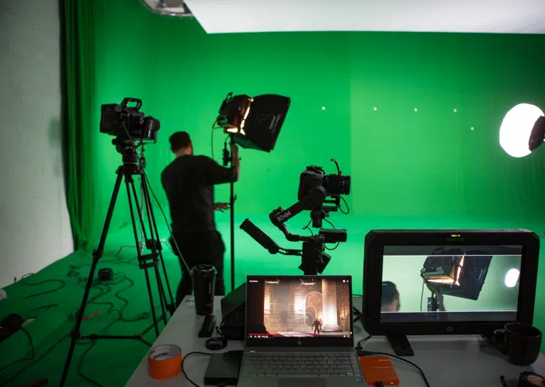 Filmstudio mit Greenscreen und Kameraausrüstung