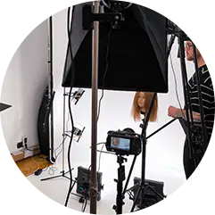 Fotostudio mit Beleuchtung und Kameraausrüstung