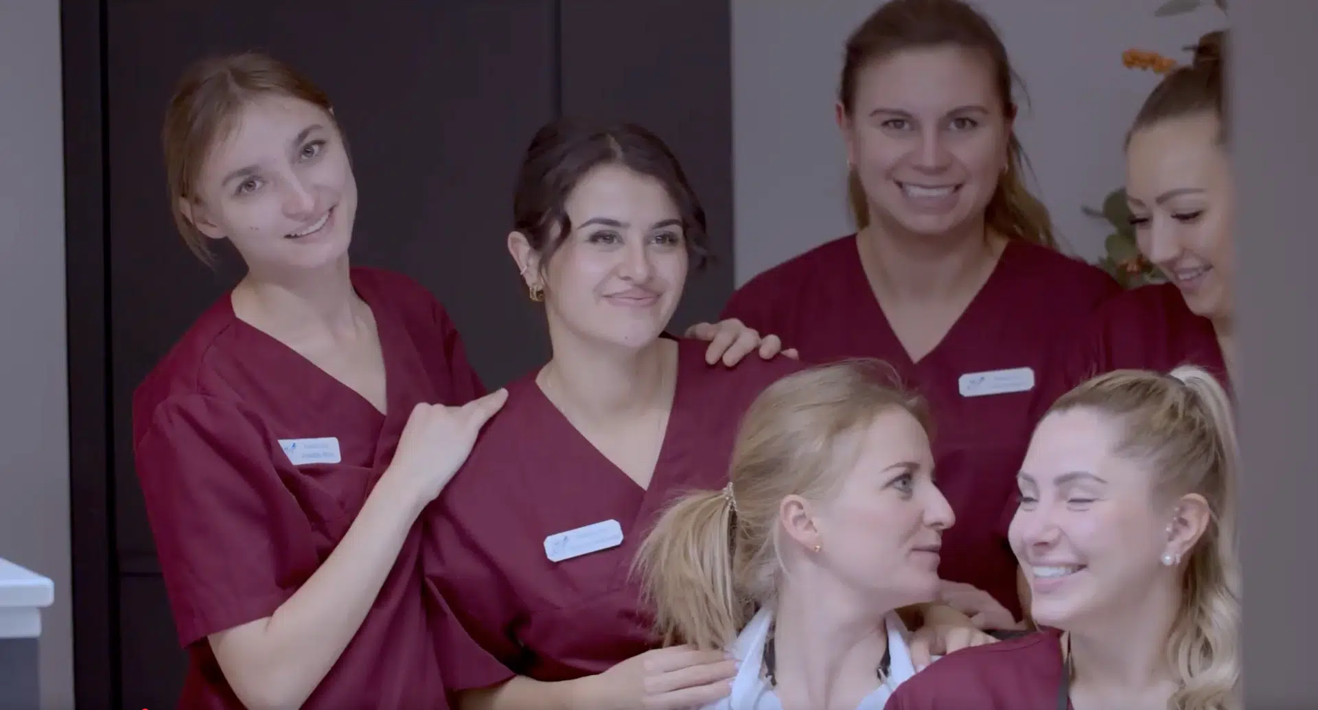 Lächelnde Gruppe von Frauen in medizinischer Kleidung. Recruiting Situation.