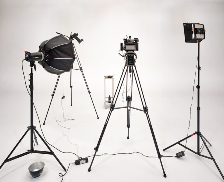 Fotostudio mit Kameras und Beleuchtungsausrüstung