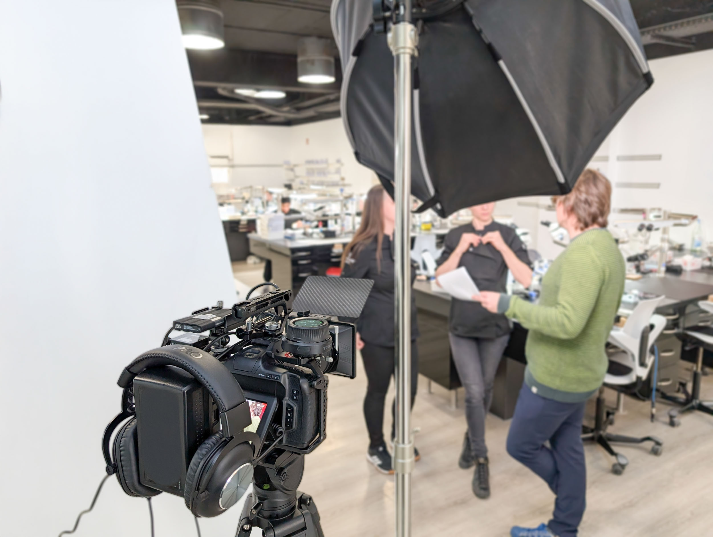 Kamerateam filmt Interview in einem Büro