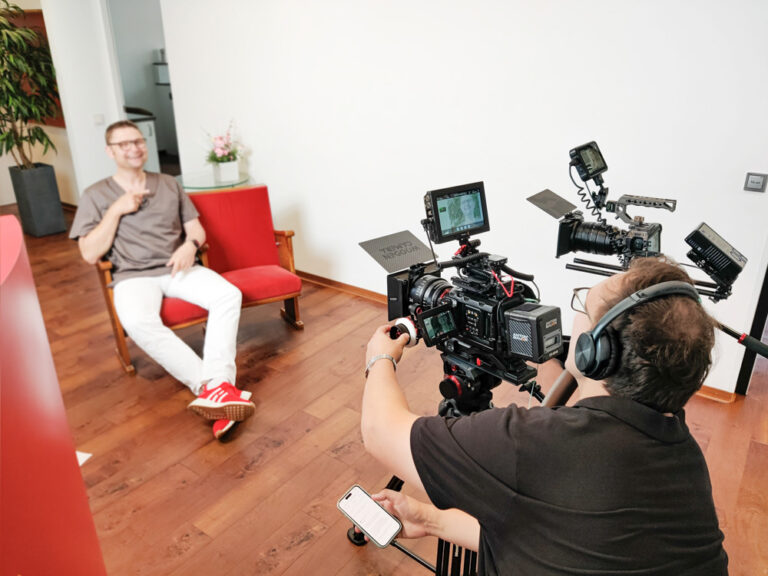 Interviewaufnahme mit Kameras und sitzender Person