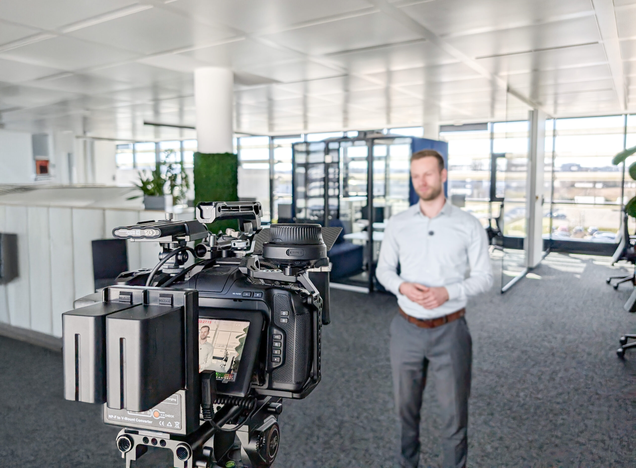 Kamera filmt Mann in modernem Büro. Interview