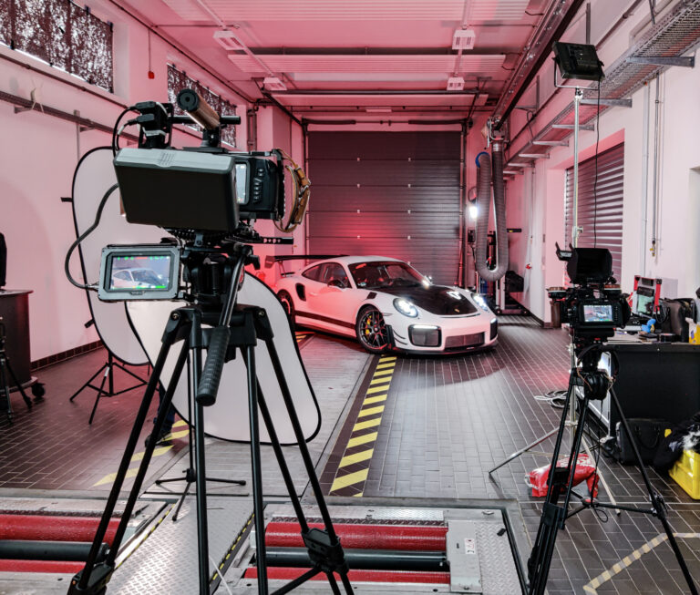 Sportwagen im Studio mit Kameras