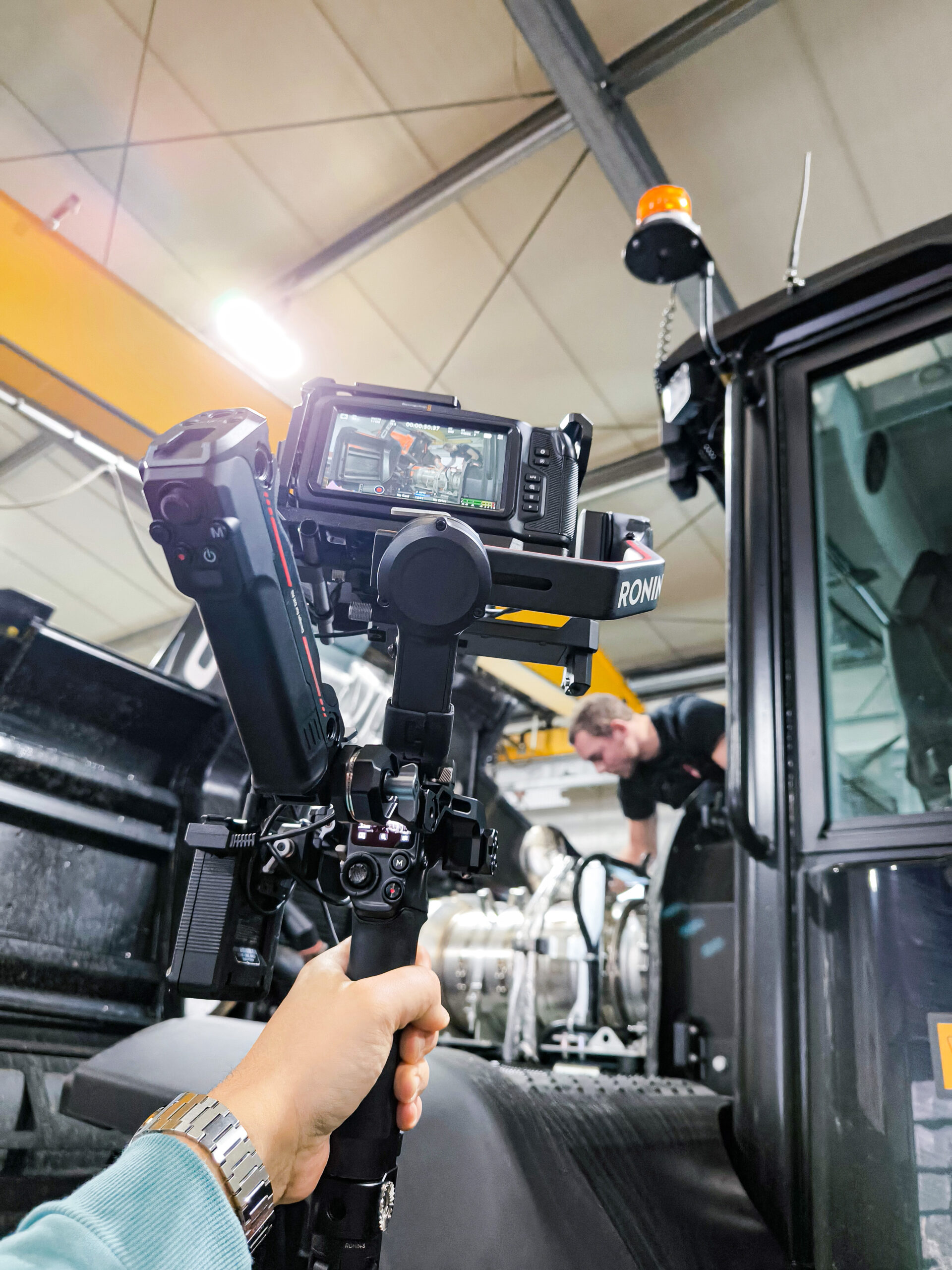 Filmaufnahme in einer Werkstatt mit Mechaniker