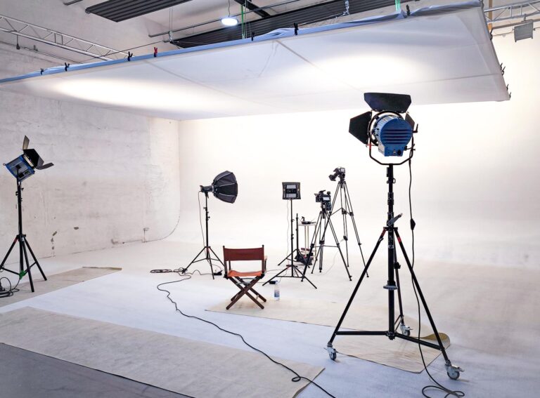 Fotostudio mit Beleuchtung und Kameraausrüstung