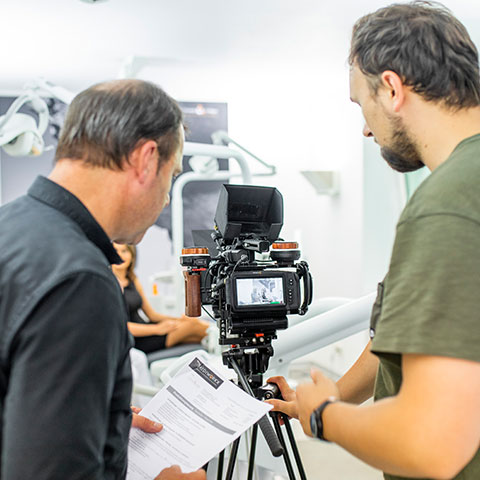 Filmemacher am Set mit Kamera und Skript