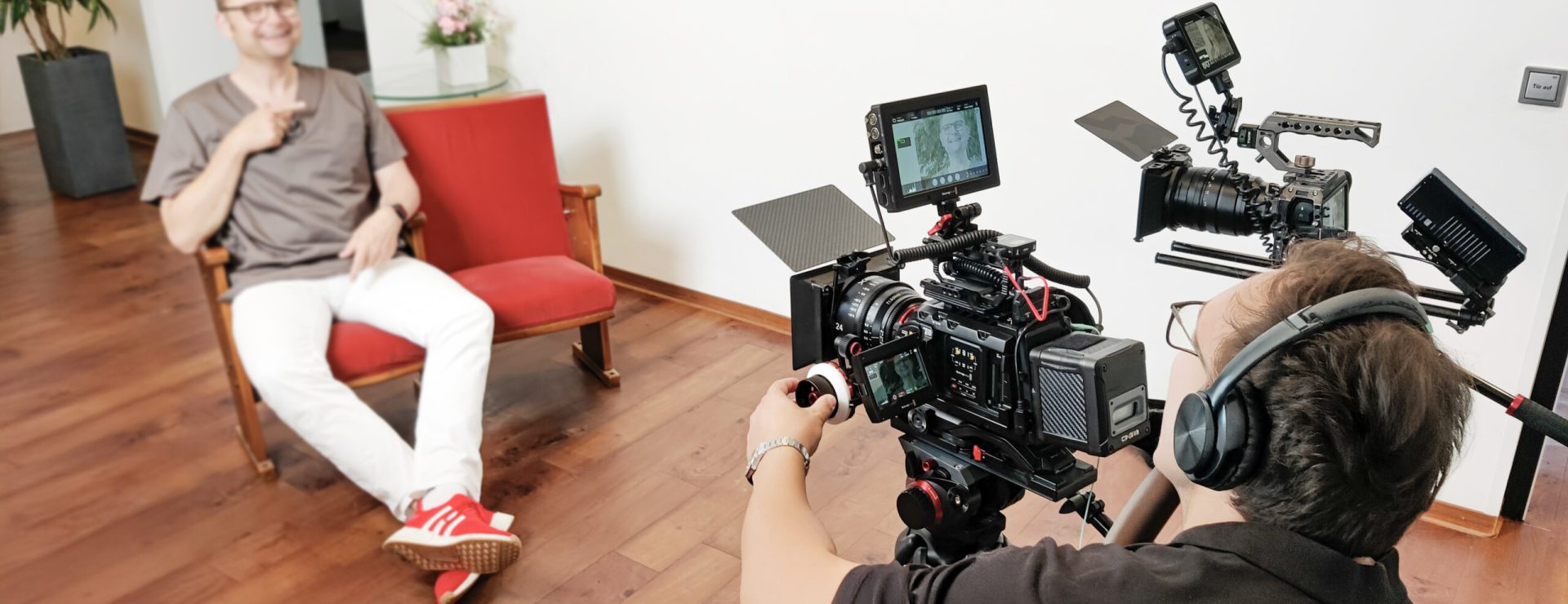 Interviewaufnahme mit zwei Kameras im Raum