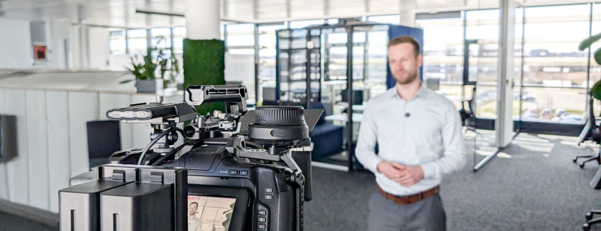 Kamera filmt Mann in modernem Büro. Interview