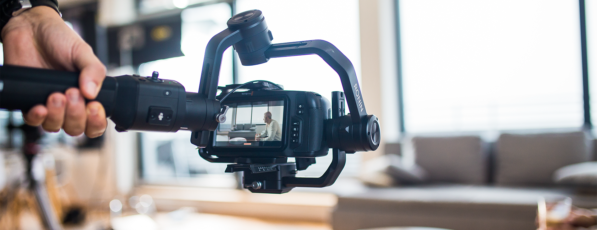 Kamera auf Gimbal in modernem Wohnzimmer