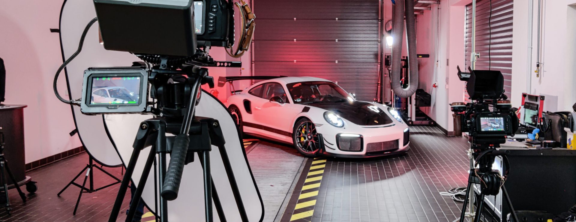Sportwagen im Studio mit Kameras