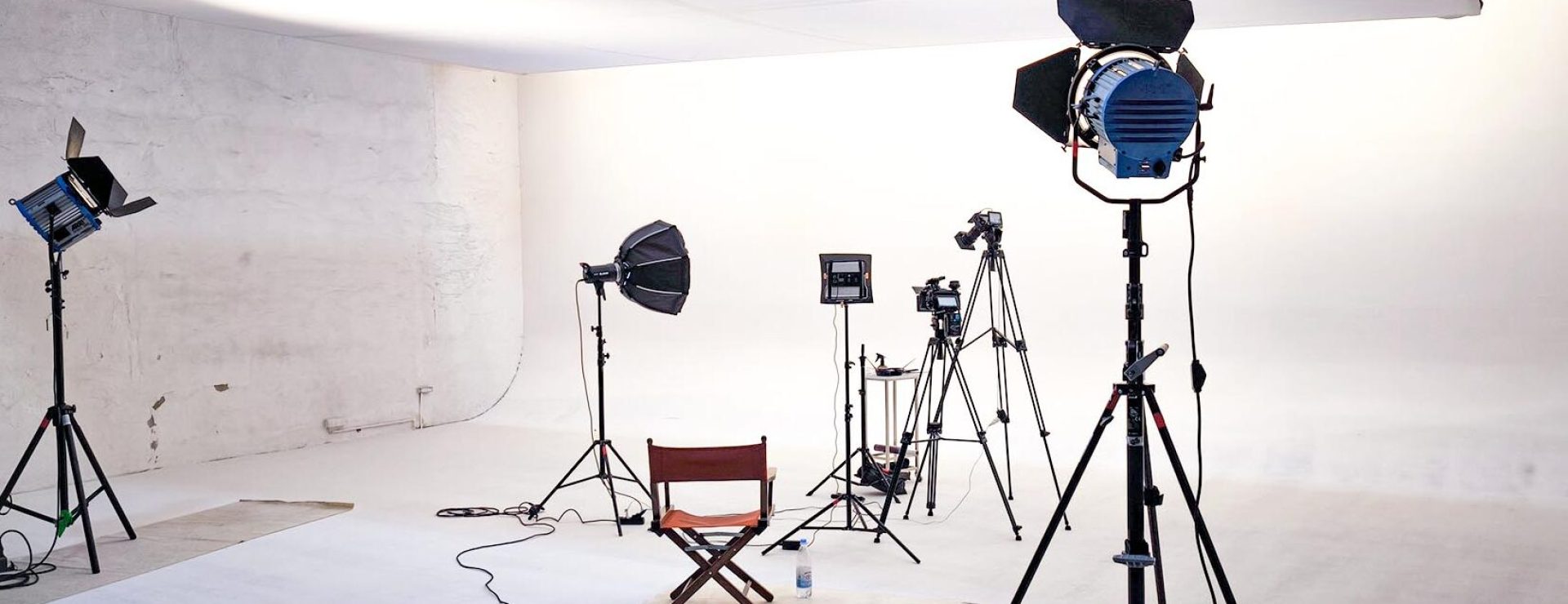 Fotostudio mit Beleuchtung und Kameraausrüstung